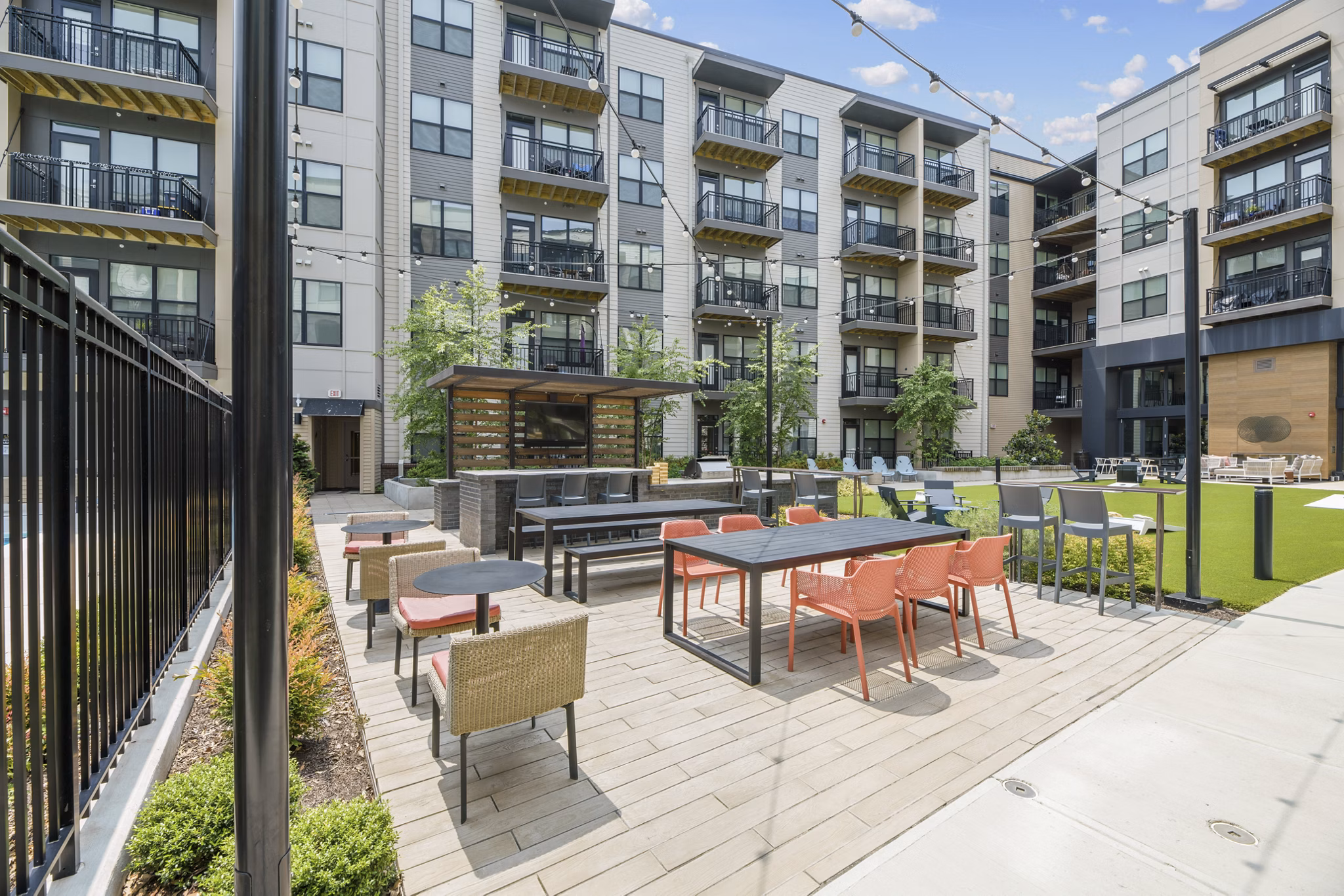 Courtyard with lush landscaping and seating at The Ian Apartments, Greystar luxury community in Charlotte