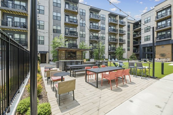 Courtyard with lush landscaping and seating at The Ian Apartments, Greystar luxury community in Charlotte