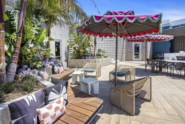 Courtyard with modern landscaping at Broadstone Edition Apartments, offering a serene outdoor experience for residents