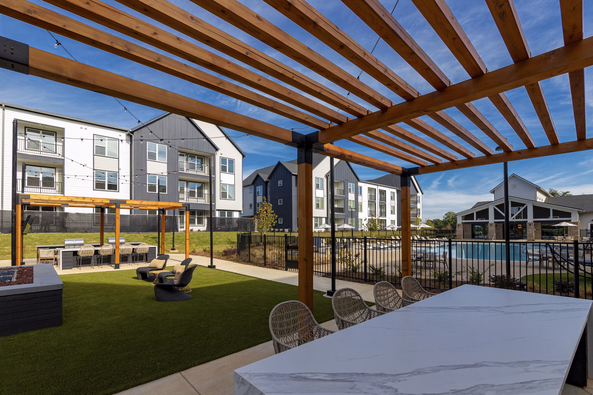 Elan Brookwood Apartments: Courtyard with lush gardens and seating areas for relaxation