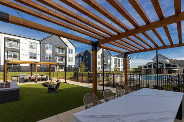 Elan Brookwood Apartments: Courtyard with lush gardens and seating areas for relaxation