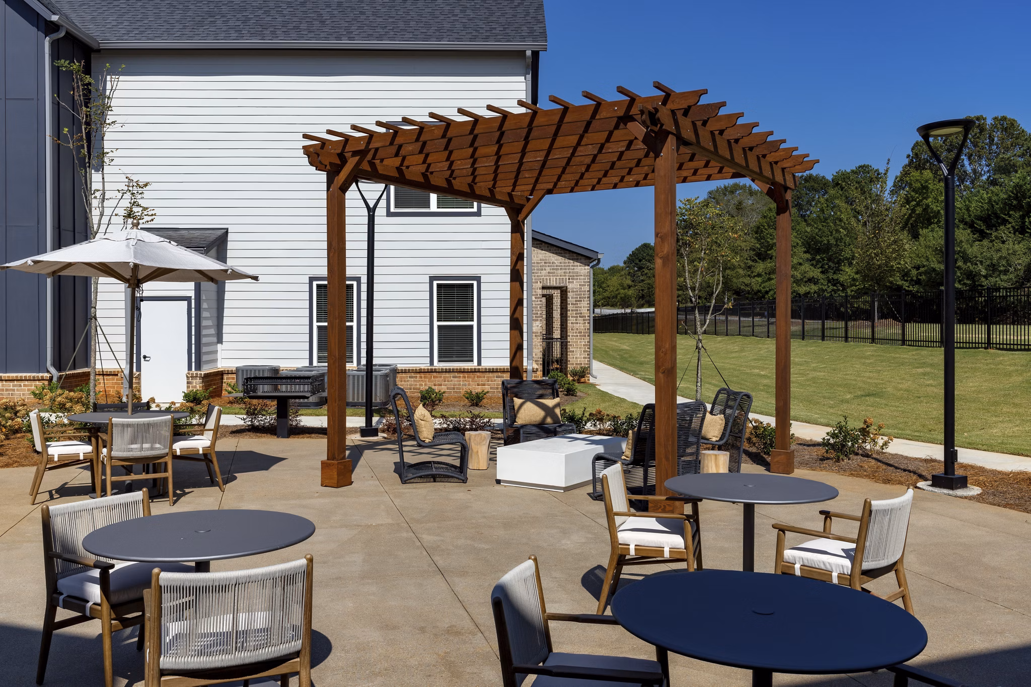 Courtyard at Elan Brookwood Apartments featuring modern outdoor seating and lush landscaping