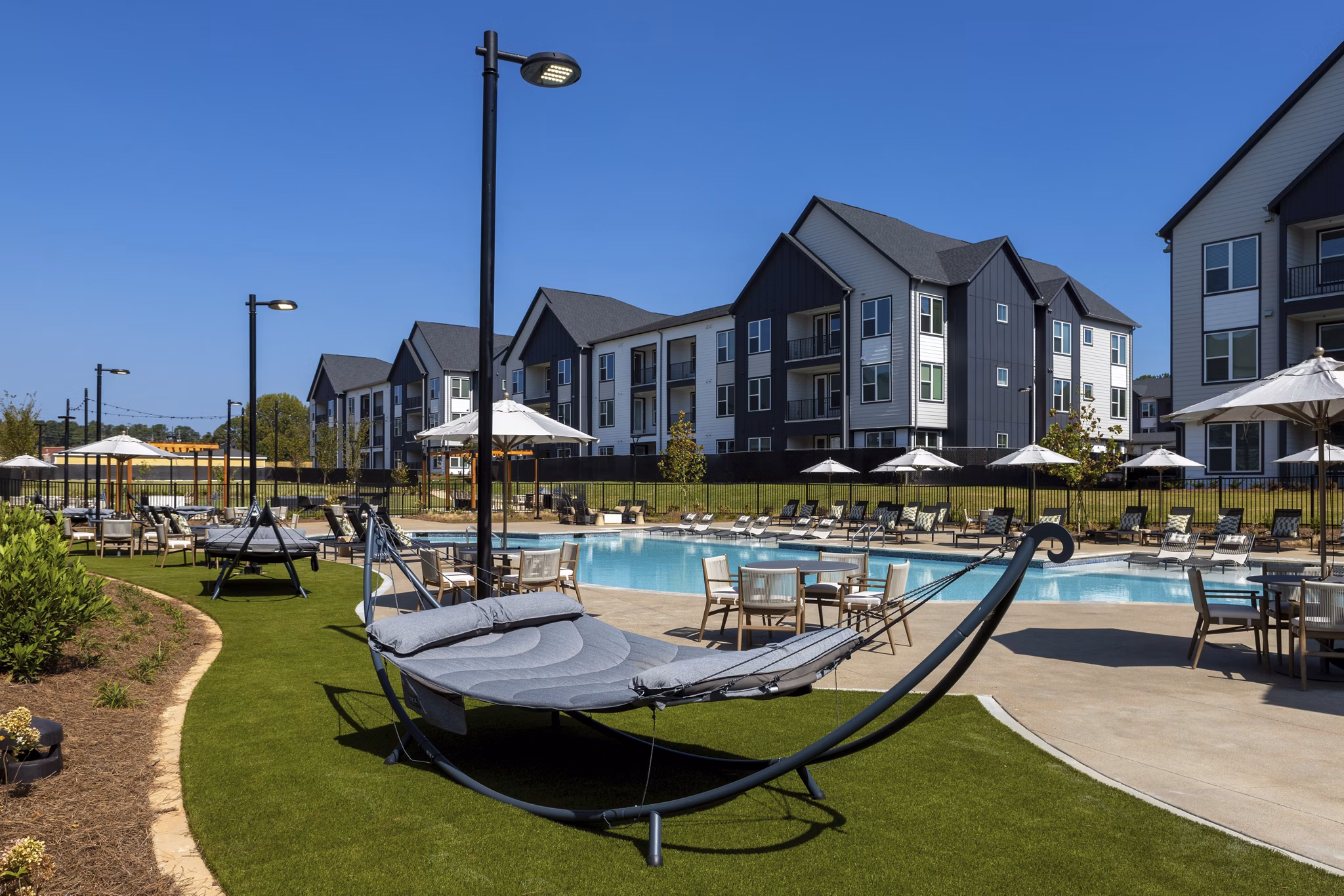 Courtyard with lush greenery and outdoor seating at Elan Brookwood Apartments