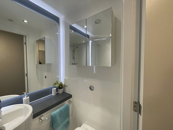 bathroom at Hillfort House Apartments