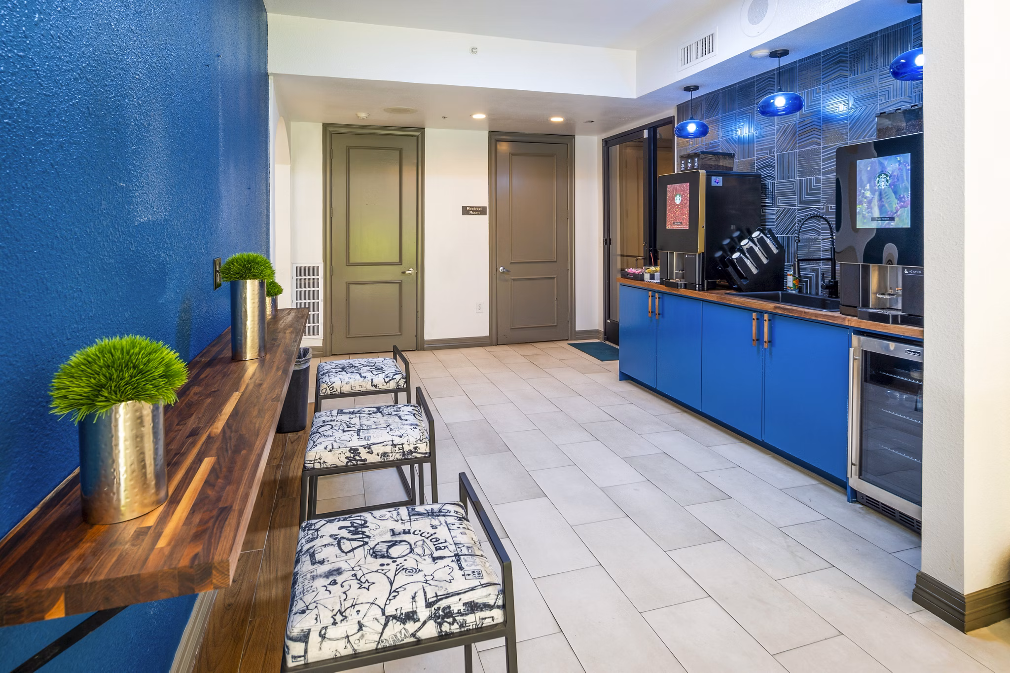 Clubhouse featuring modern design and cozy seating at 4001 Midtown Apartments