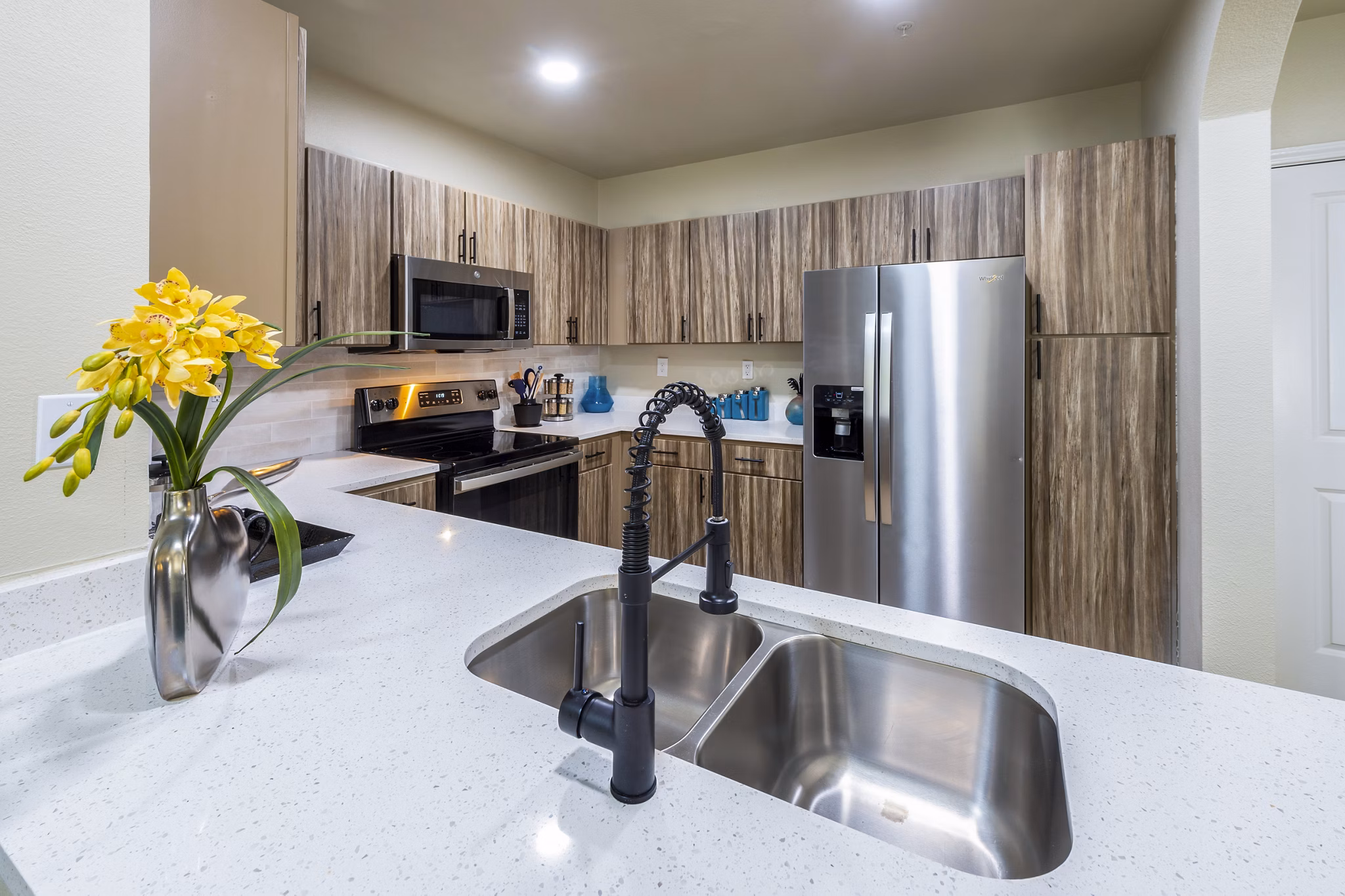 Kitchens with granite countertops and stainless steel appliances at 4001 Midtown Apartments