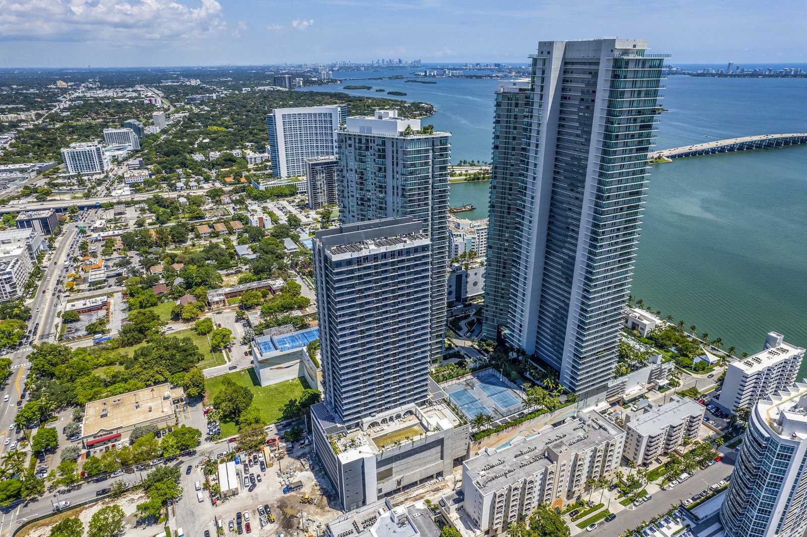 Metro Edgewater exterior tower, Edgewater Miami