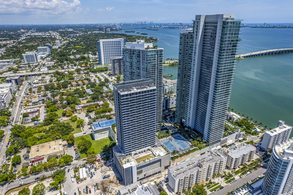 Investment sales building photography