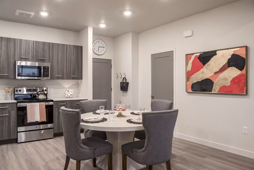 Dining area featuring modern design and ample seating in H2O Townhomes Apartments luxury apartments