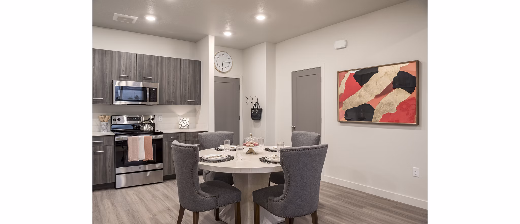 Dining area featuring modern design and ample seating in H2O Townhomes Apartments luxury apartments