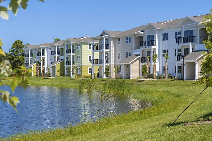 Mira Crystal Lake Apartments: Luxury apartment with modern design in Crystal Lake