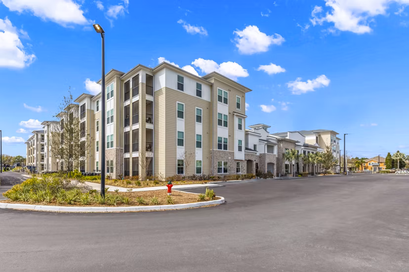 Marlowe South Tampa: Elegant of luxury apartment building in a vibrant Tampa neighborhood