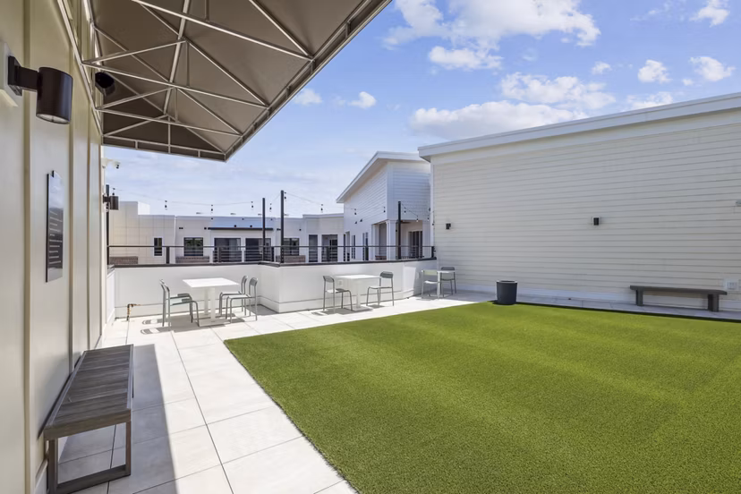 Courtyard with landscaped garden at 3500 West View Apartments for luxury outdoor relaxation