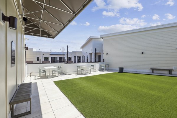 Courtyard with landscaped garden at 3500 West View Apartments for luxury outdoor relaxation