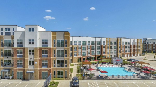 Haven at Mansfield: Scenic courtyard view at luxury apartments