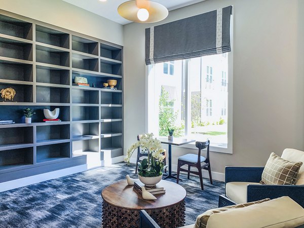Clubhouse lobby with stylish seating and modern accents at The Pointe at Siena Ridge Apartments Luxuswohnung in ruhiger Umgebung