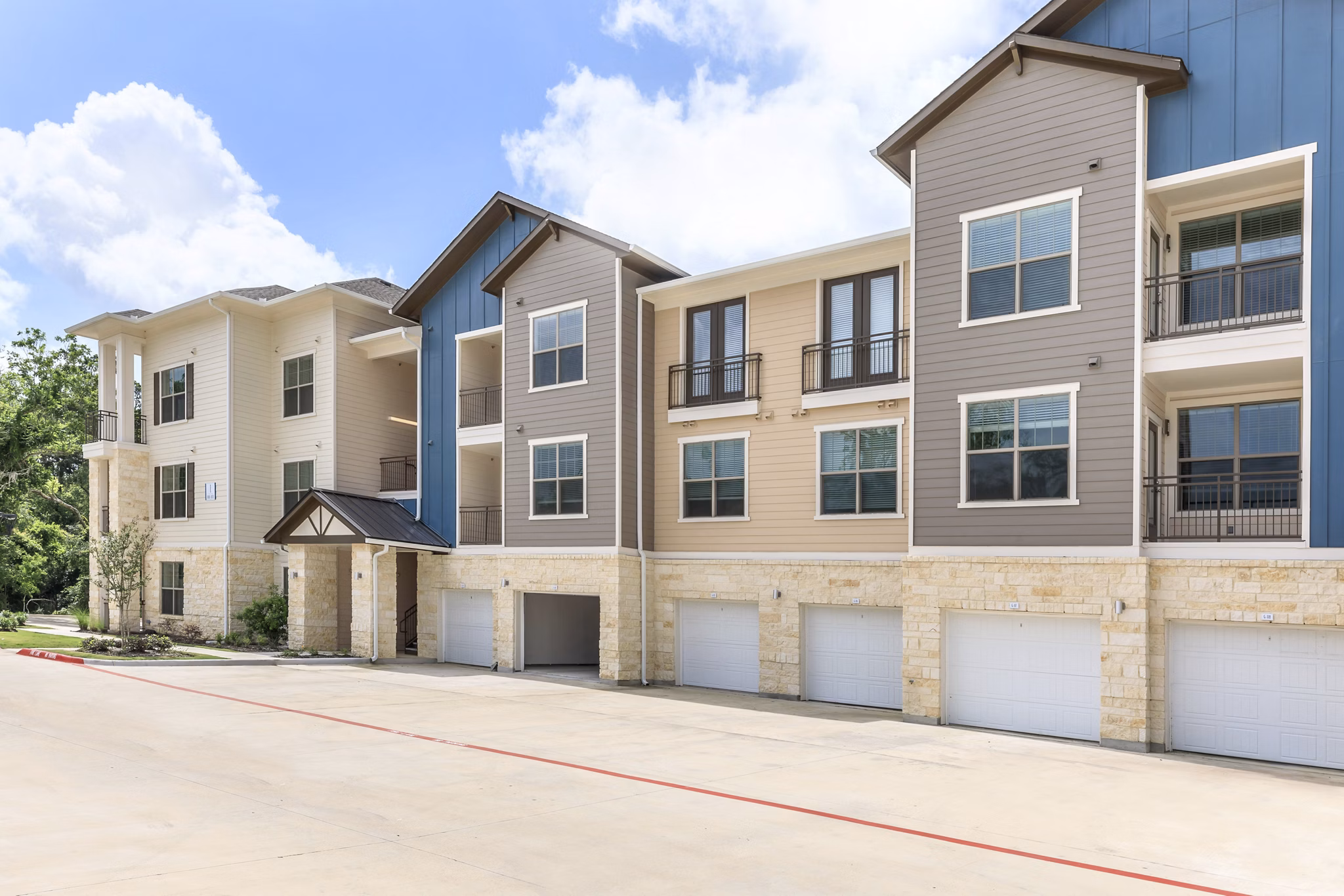 Reserve at Lake Jackson: Modern residential building featuring luxury apartments in Lake Jackson