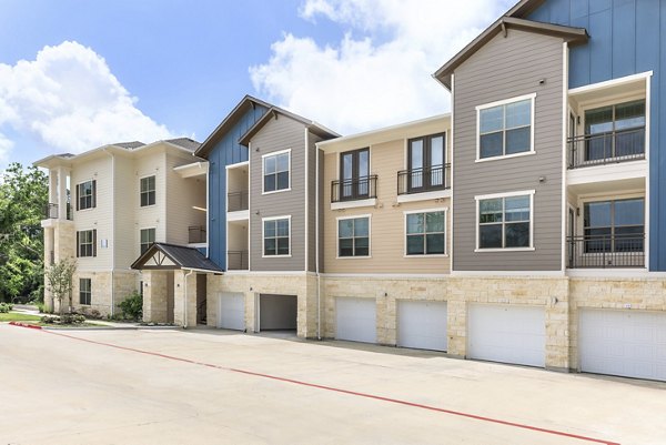 Reserve at Lake Jackson: Modern residential building featuring luxury apartments in Lake Jackson