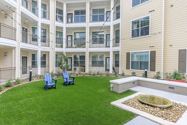 courtyard at Reserve at Lake Jackson Apartments