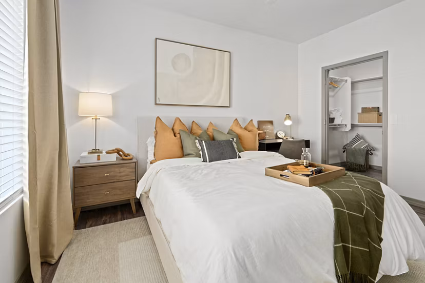 Spacious bedroom with modern decor in Cardinal 95 Apartments