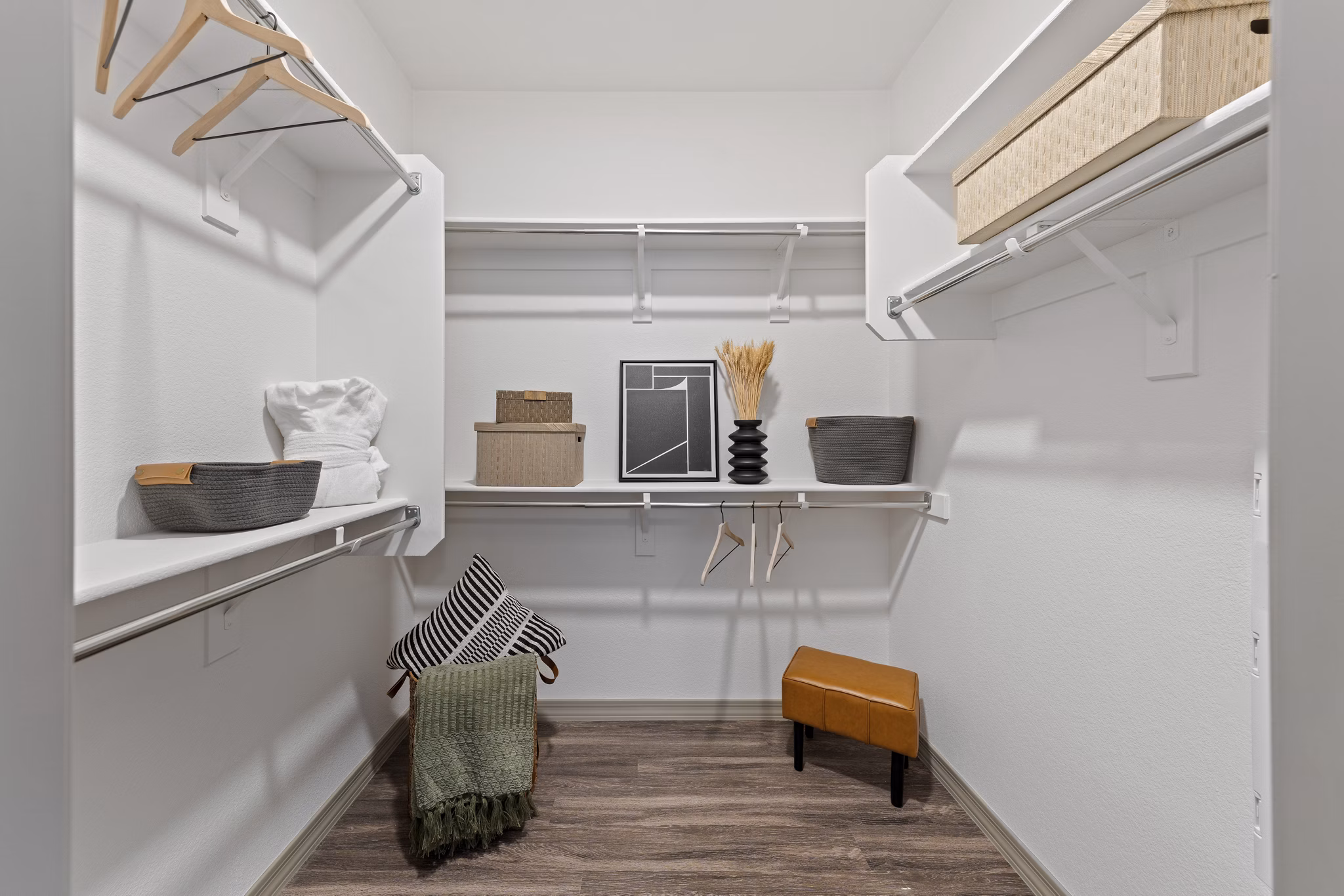 Cozy bedroom with modern decor in Cardinal 95 Apartments