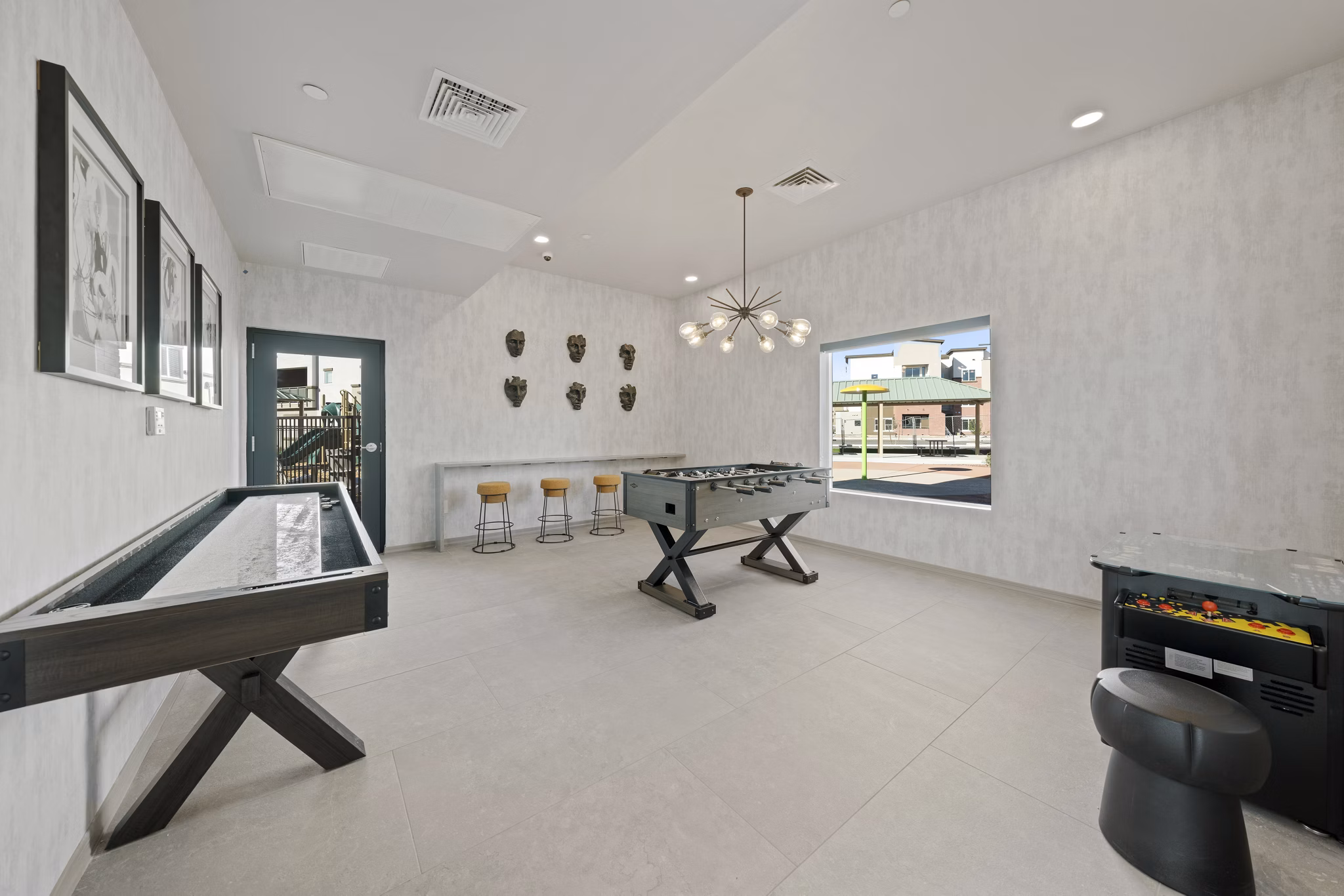 Game room with pool table and flat-screen TVs at Cardinal 95 Apartments