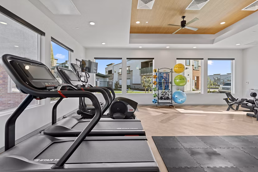 State-of-the-art fitness center featuring modern equipment at Cardinal 95 Apartments