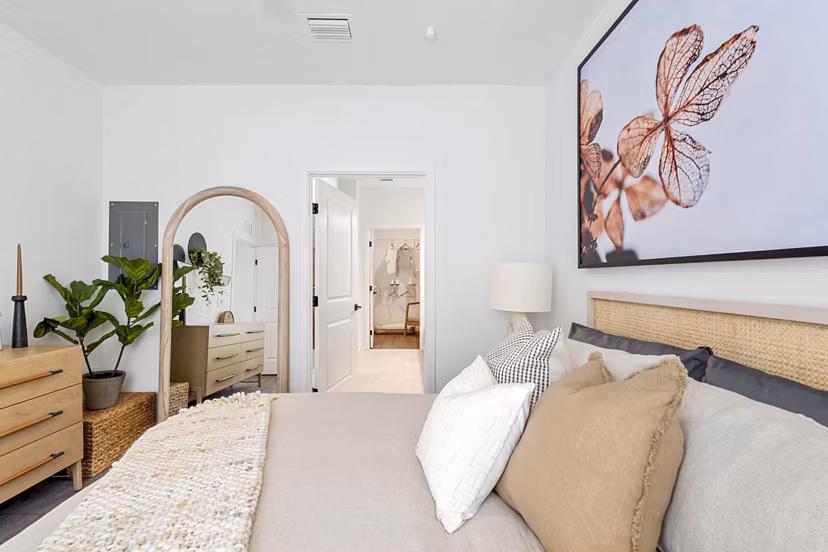 Cozy bedroom featuring modern decor and ample natural light at Soluna Apartments