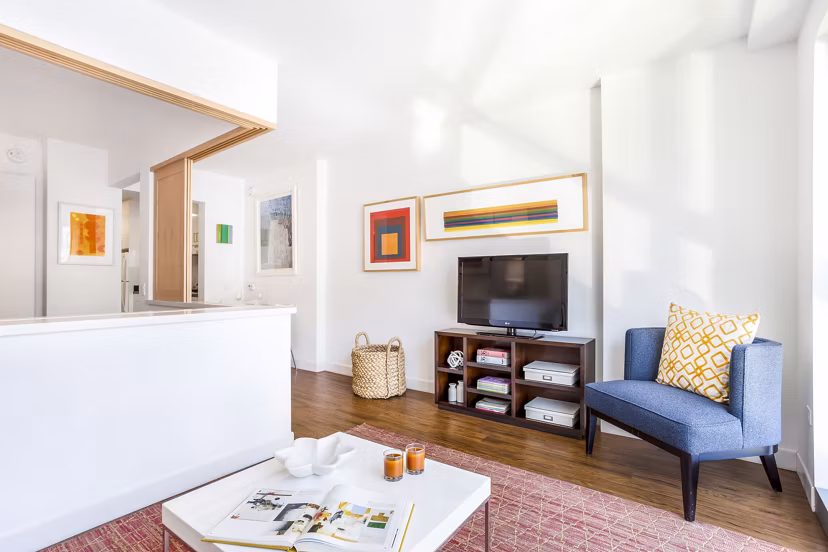Modern living room with stylish furnishings at 1190 Mission Apartments in San Francisco