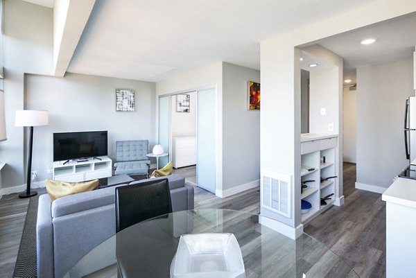 Elegant dining room with modern decor at 2000 Broadway Apartments in San Francisco