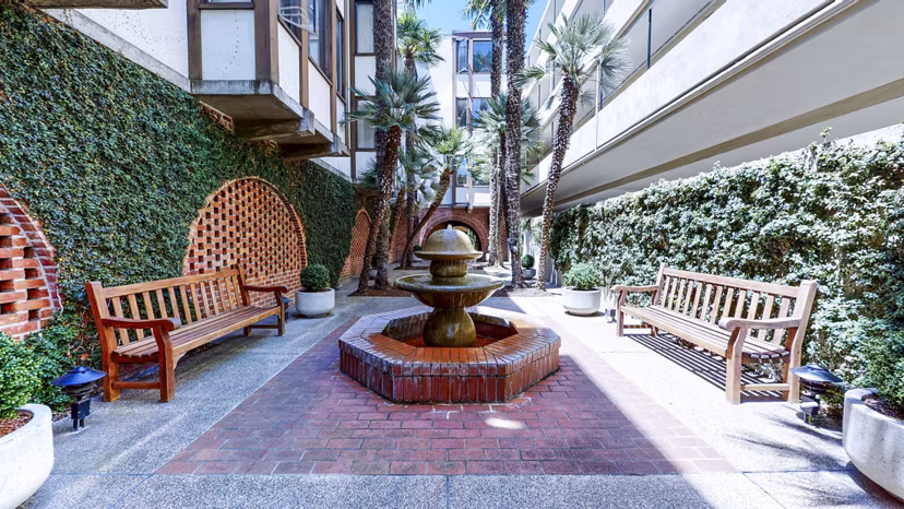 Tranquil courtyard with lush greenery at 230 Dolores Apartments, a Greystar luxury apartment community in the heart of San Francisco