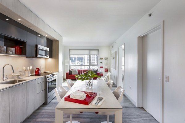 Elegant dining room with modern furnishings at 33 8th St Apartments in luxury Greystar community