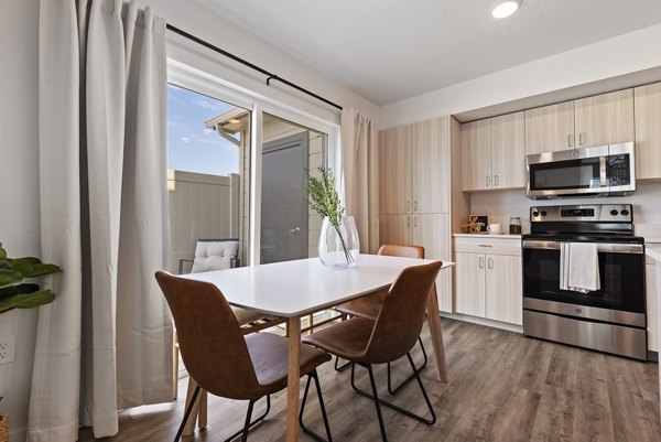 dining area at Amazon Falls Apartments