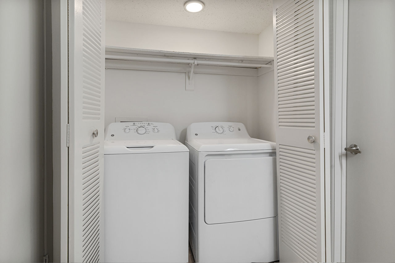 Laundry room at Aventura Bellevue