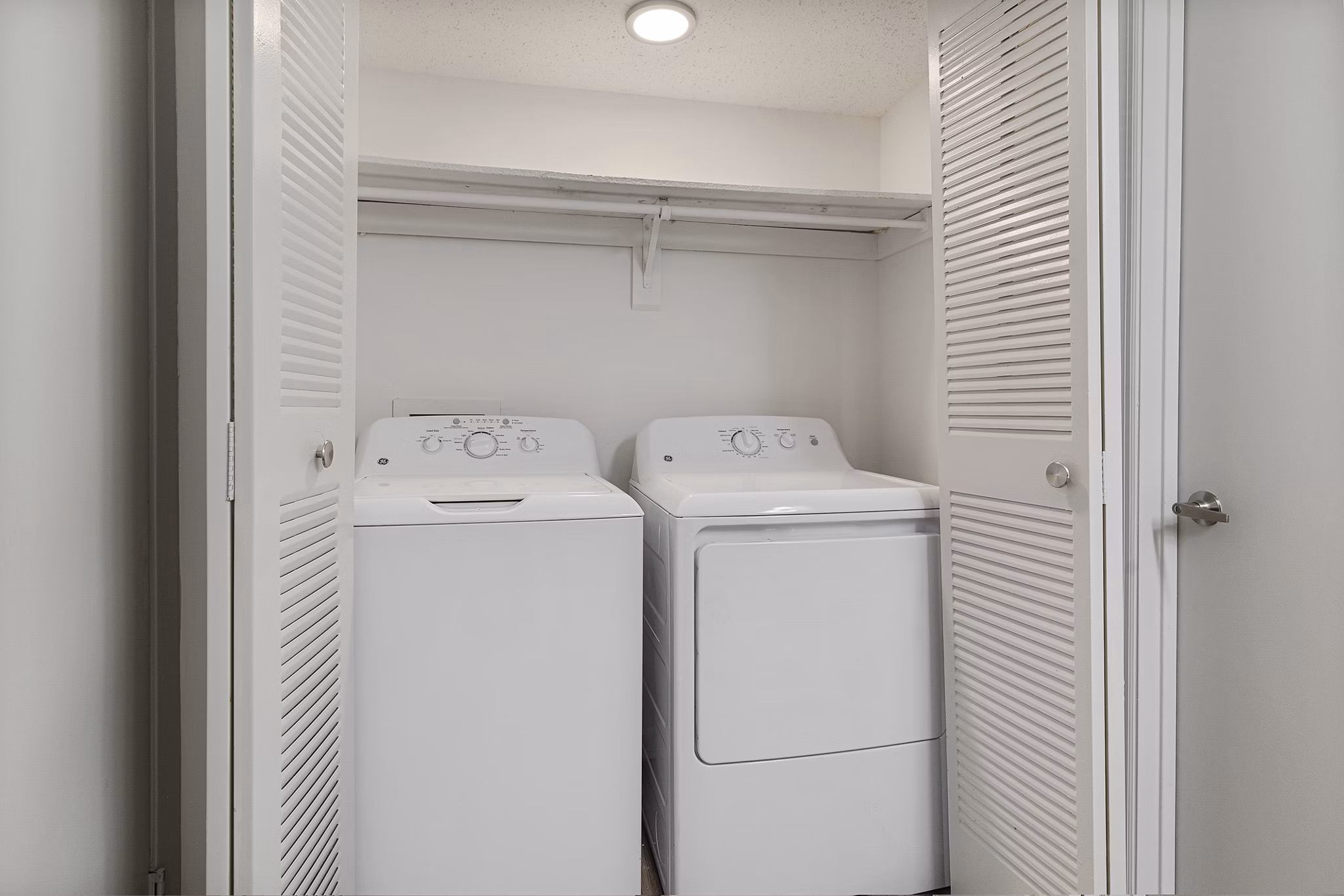 Laundry room featuring modern appliances at Aventura Bellevue Apartments