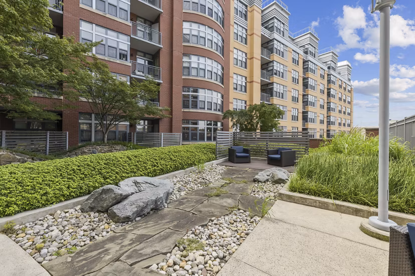 Relaxing courtyard with landscaped gardens at Jasper Columbia Pike Apartments