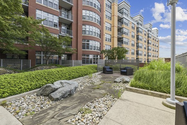 courtyard at Jasper Columbia Pike Apartments 