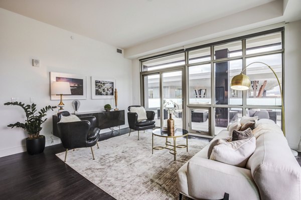 Spacious living room with contemporary decor in Bluff at Boulder Commons Apartments