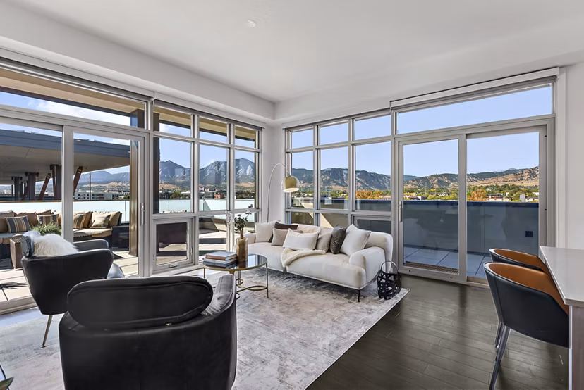 living room at Pearl at Boulder Commons Apartments 
