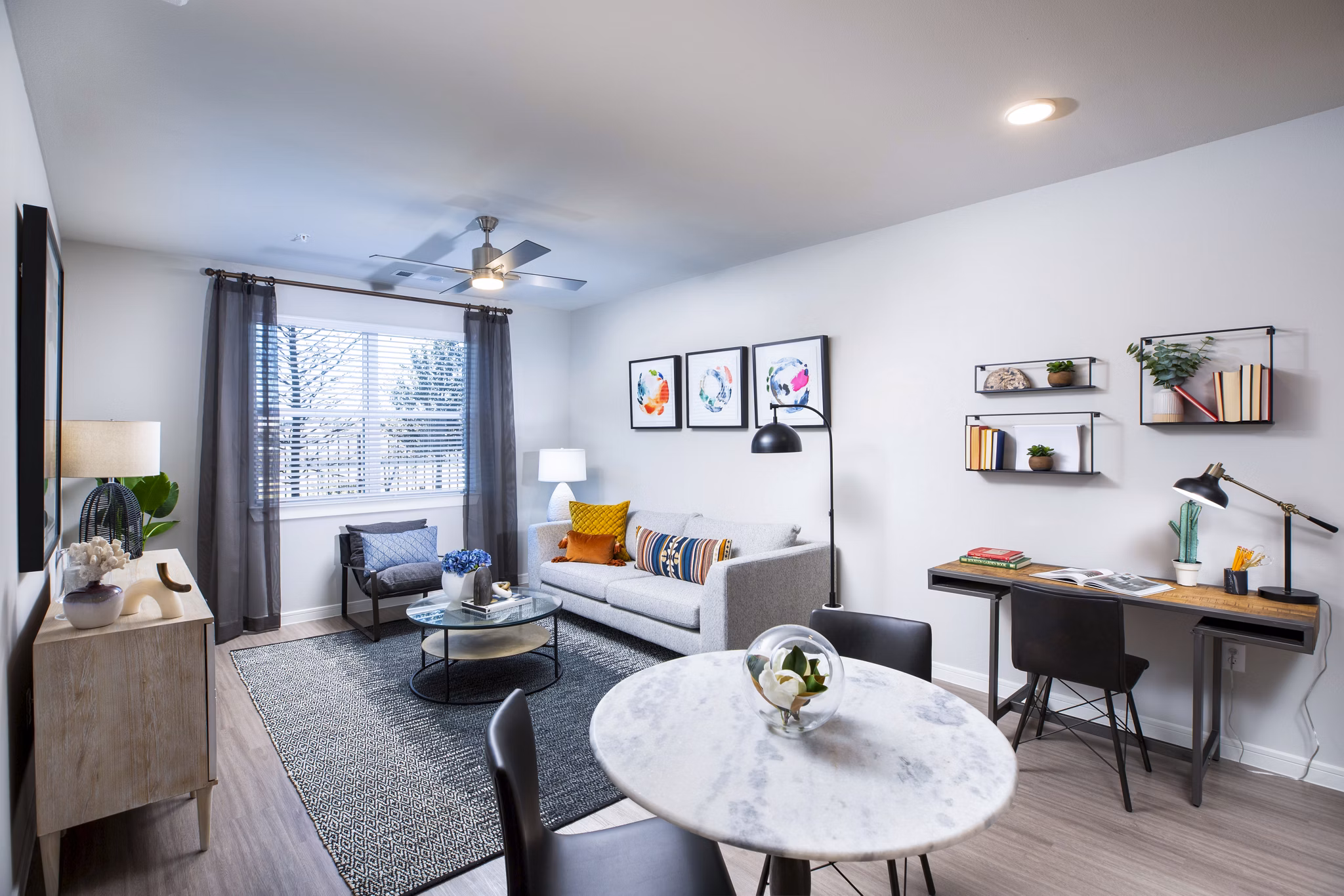 Spacious living room with modern decor in Allora Alamo Heights Apartments