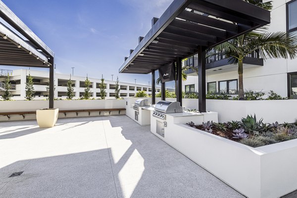 grill area at Hollywood Park Apartments