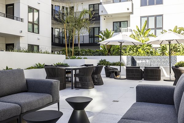 courtyard at Hollywood Park Apartments