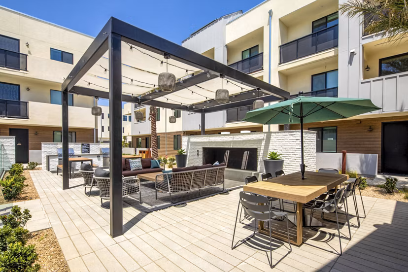 grill area/patio at Ironwood Apartments