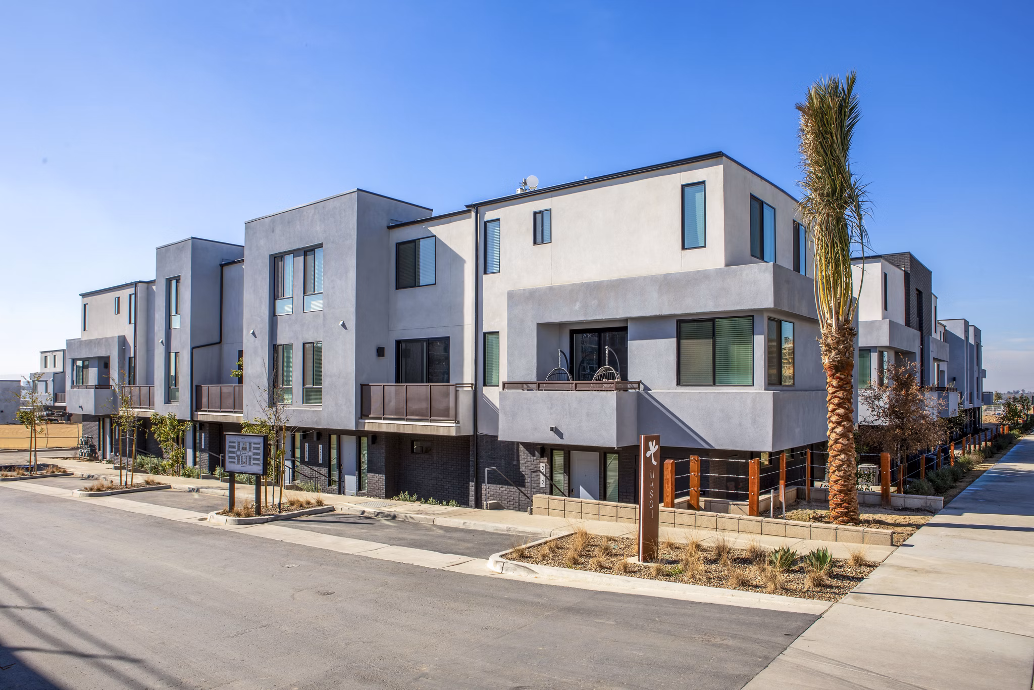 building/exterior at Mason Townhomes at Epoca Apartments