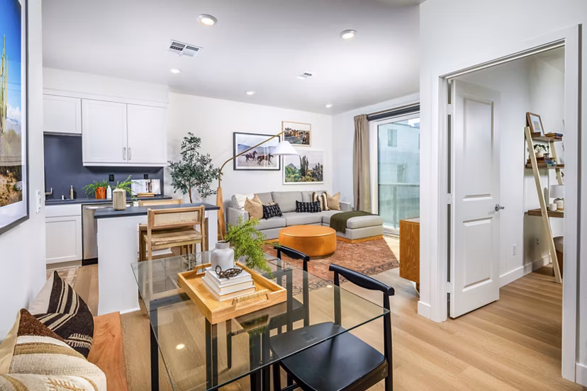 dining room at Mason Townhomes at Epoca Apartments