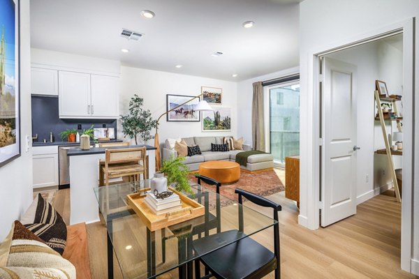 dining room at Mason Townhomes at Epoca Apartments