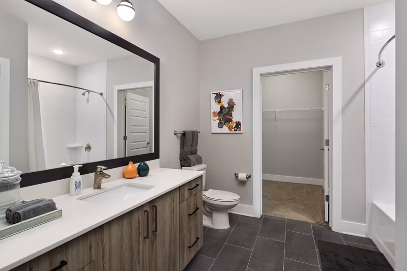 bathroom at Annett Apartments
