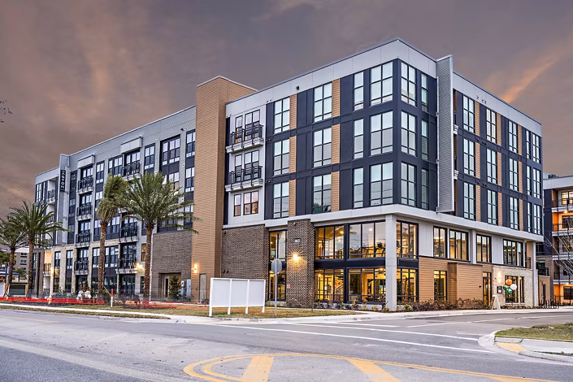 Aston at Town Center: Elegant of luxury apartments in lively city setting