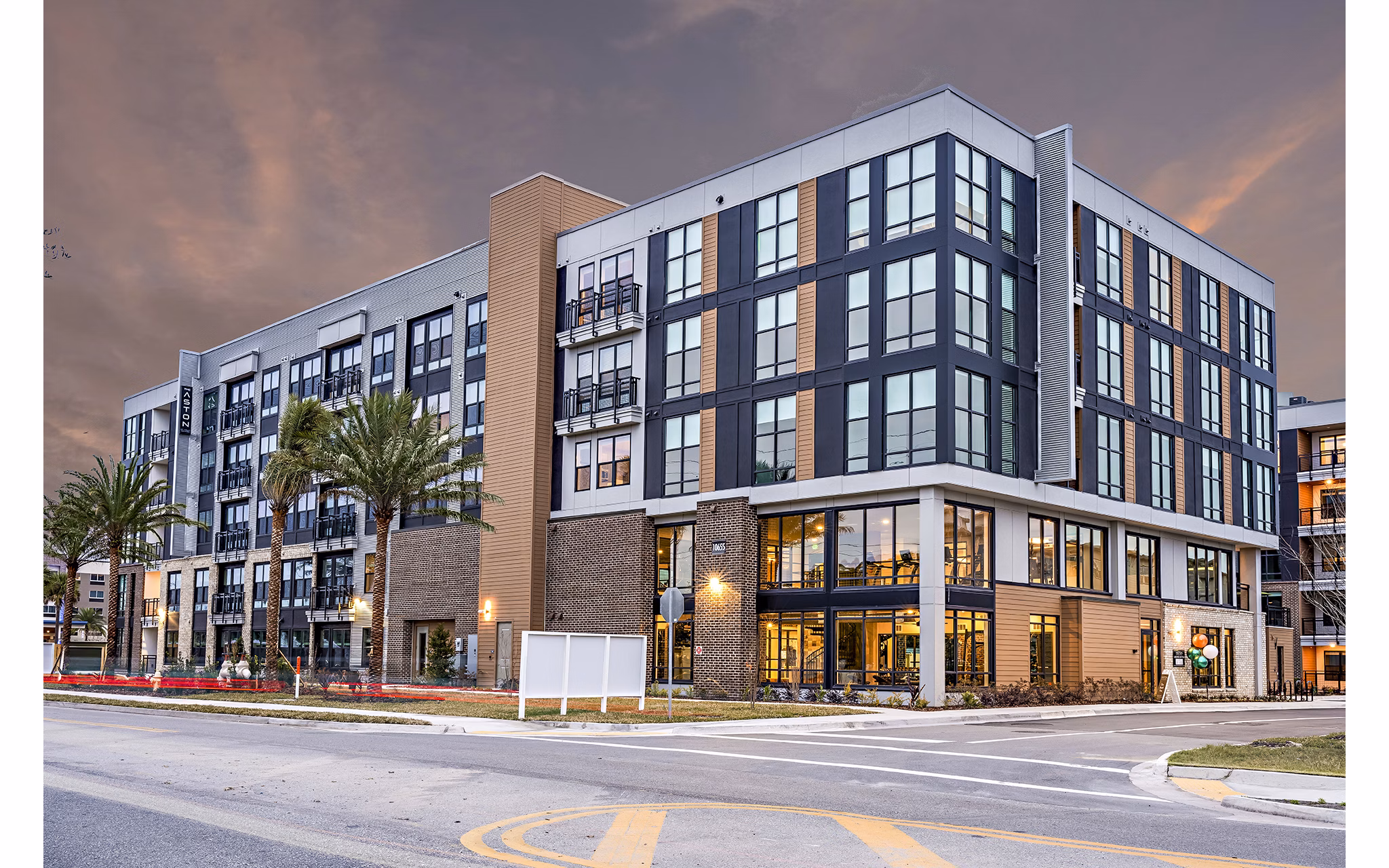 Aston at Town Center: Elegant of luxury apartments in lively city setting