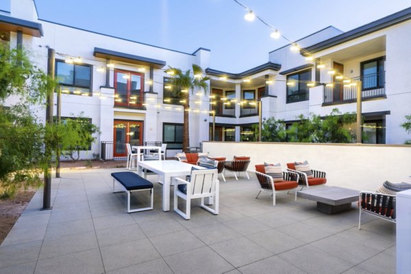 courtyard at Avenida Palm Desert Apartments 